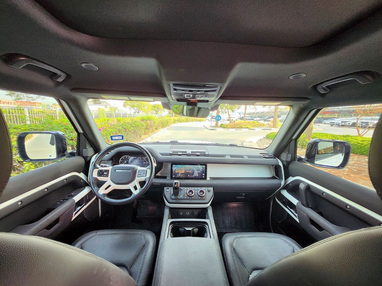 Land Rover Defender P300 110 2.0L (5 Seater) P300 110 2L-4CYL AMERICAN SPECIFICATION EXCELLENT CONDITION