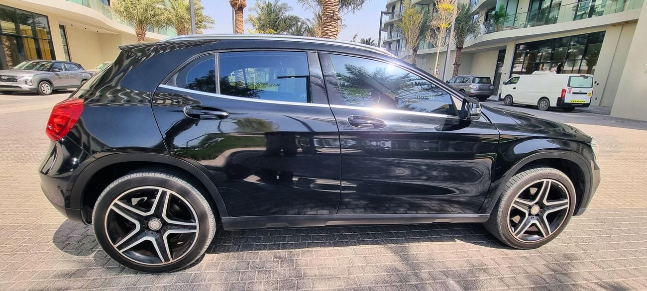 مرسيدس بنز GLA 250 4MATIC (All-Wheel-Drive)
