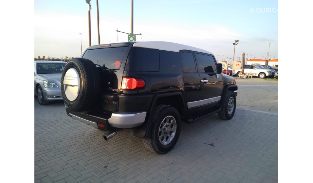 Toyota FJ Cruiser تويوتا FG كروزر موديل 2012 خليجي دفلك رقم 1