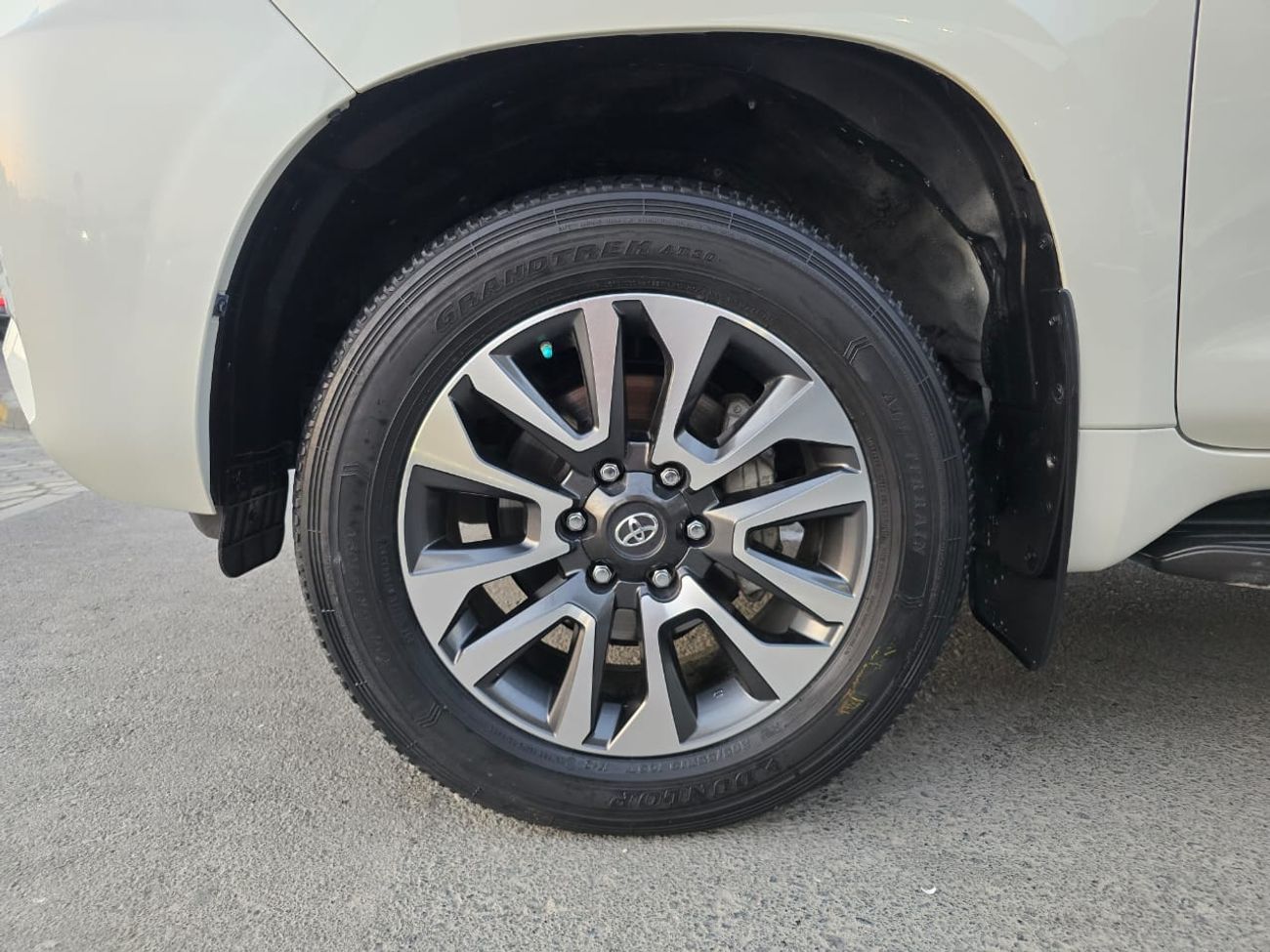 Toyota Prado GXR 4.0L 4WD TOYOTA PRADO 2023 GCC V6 ENGINE 4.0L clean car without accident without paint same like