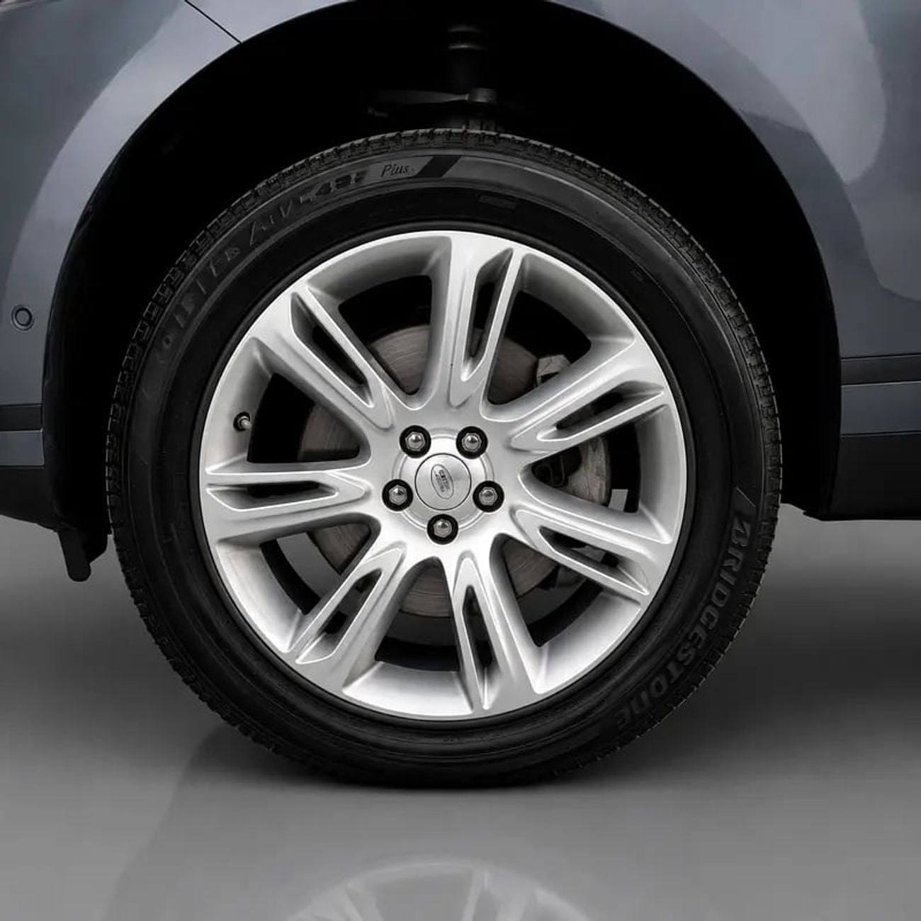 لاند روفر رينج روفر فيلار S 2,011 P.M • 0% Downpayment • P250 S • 1 Year Warranty