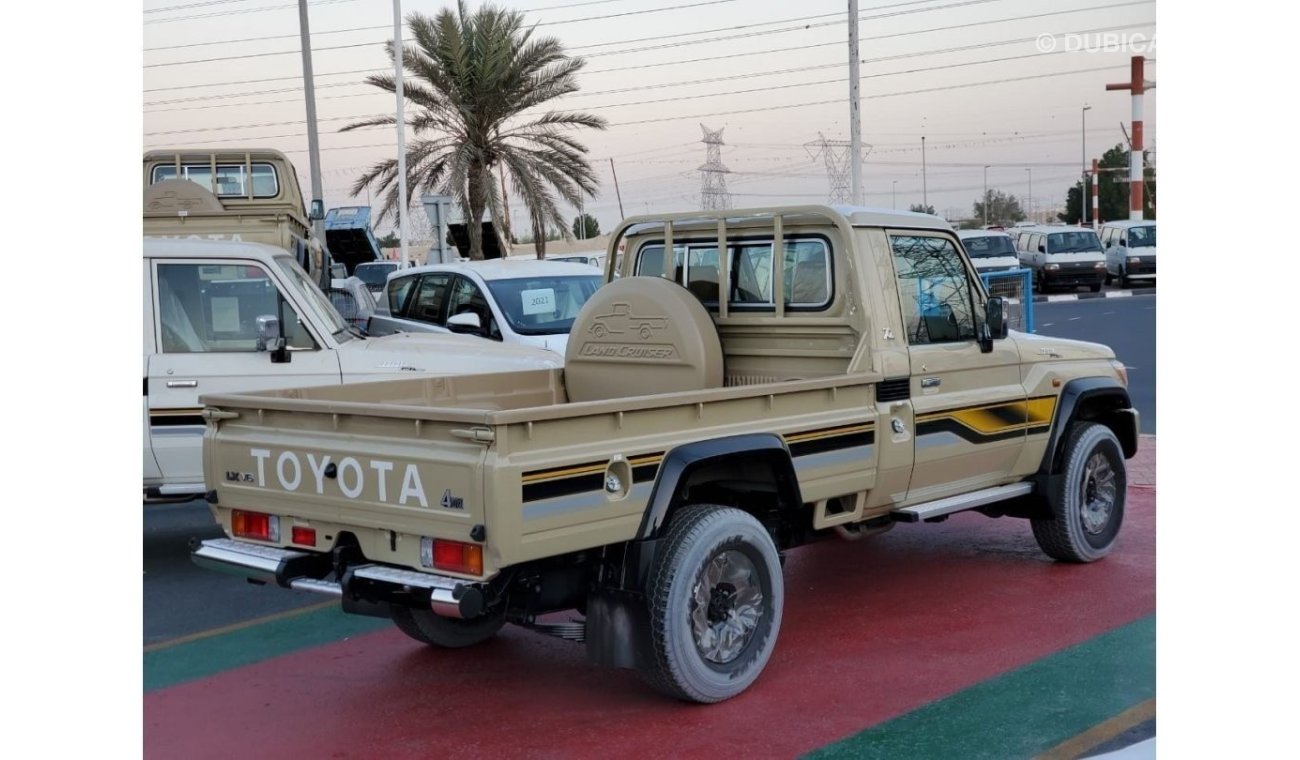 تويوتا لاند كروزر بيك آب Single Cab 70th Anniversary with Winch /Diff Lock/Compressor M/T 2022 beige c