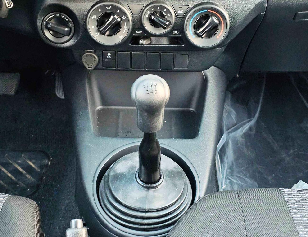 Toyota Hilux DLX-G1 | NARROW BODY | M/T | 2.4L V4 DIESEL | 4WD (CODE # DLX-G1)