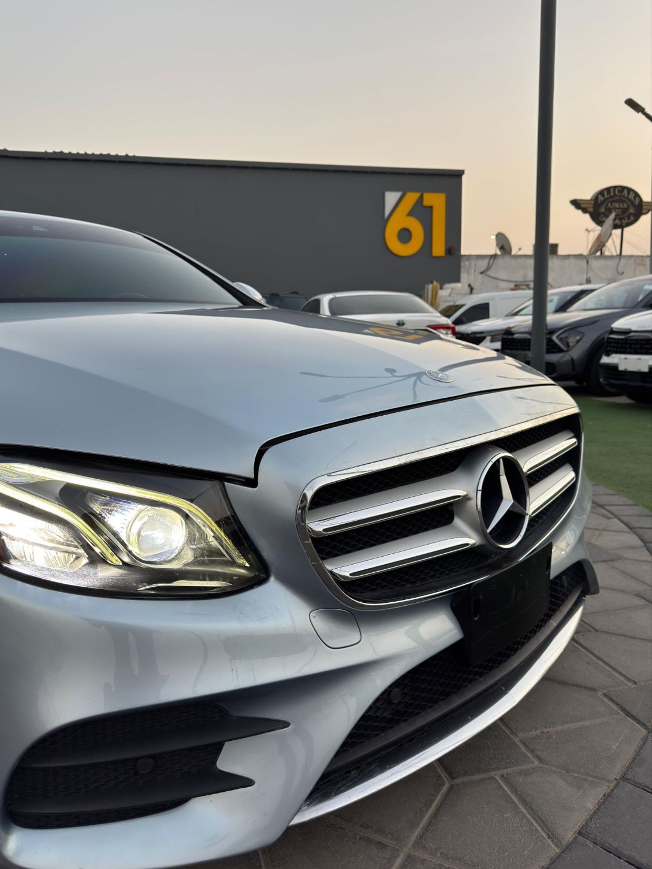 Mercedes-Benz E300 Premium 2.0L