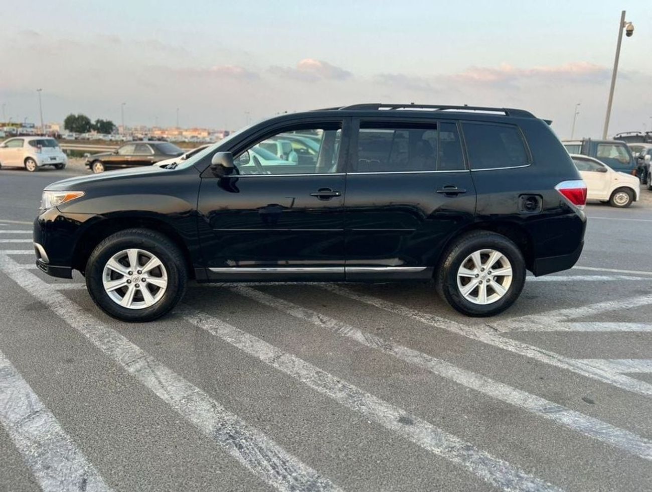 تويوتا هايلاندر 2013 TOYOTA HIGHLANDER XLE - Sunroof - Electric + Leather Seats -3.5L V6