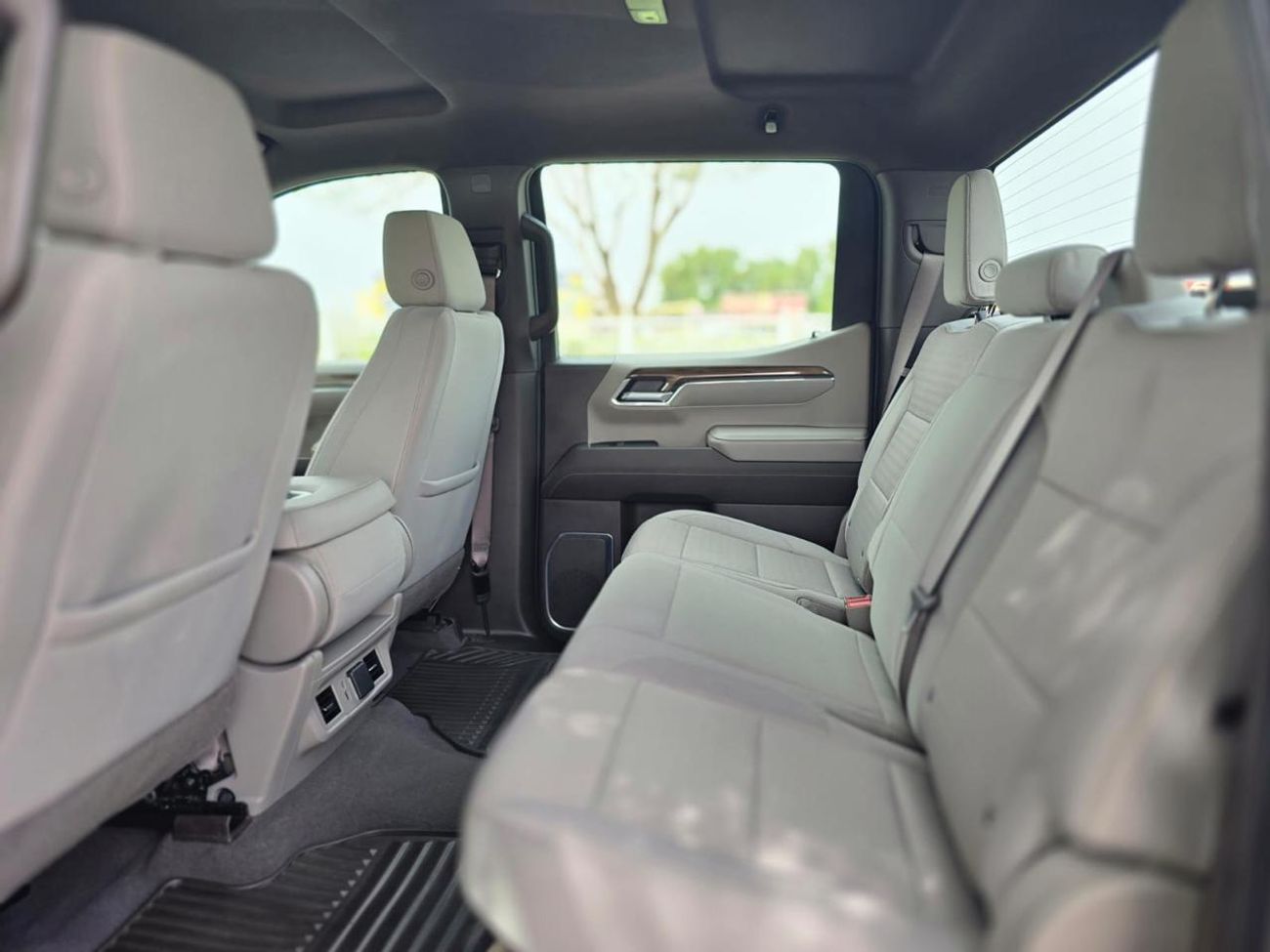 Chevrolet Silverado 5.3 V8 LT DOUBLE CABIN WITH LIFT KIT 2024 GCC AL GHANDI IN MINT CONDITION