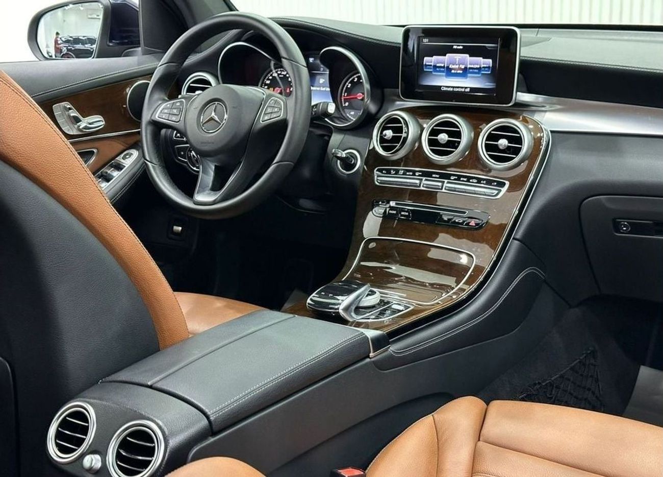 Mercedes-Benz GLC 250 4MATIC 2.0L 2017 Mercedes Benz GLC250 AMG 4MATIC, Full Mercedes Service History, Full Options, GCC