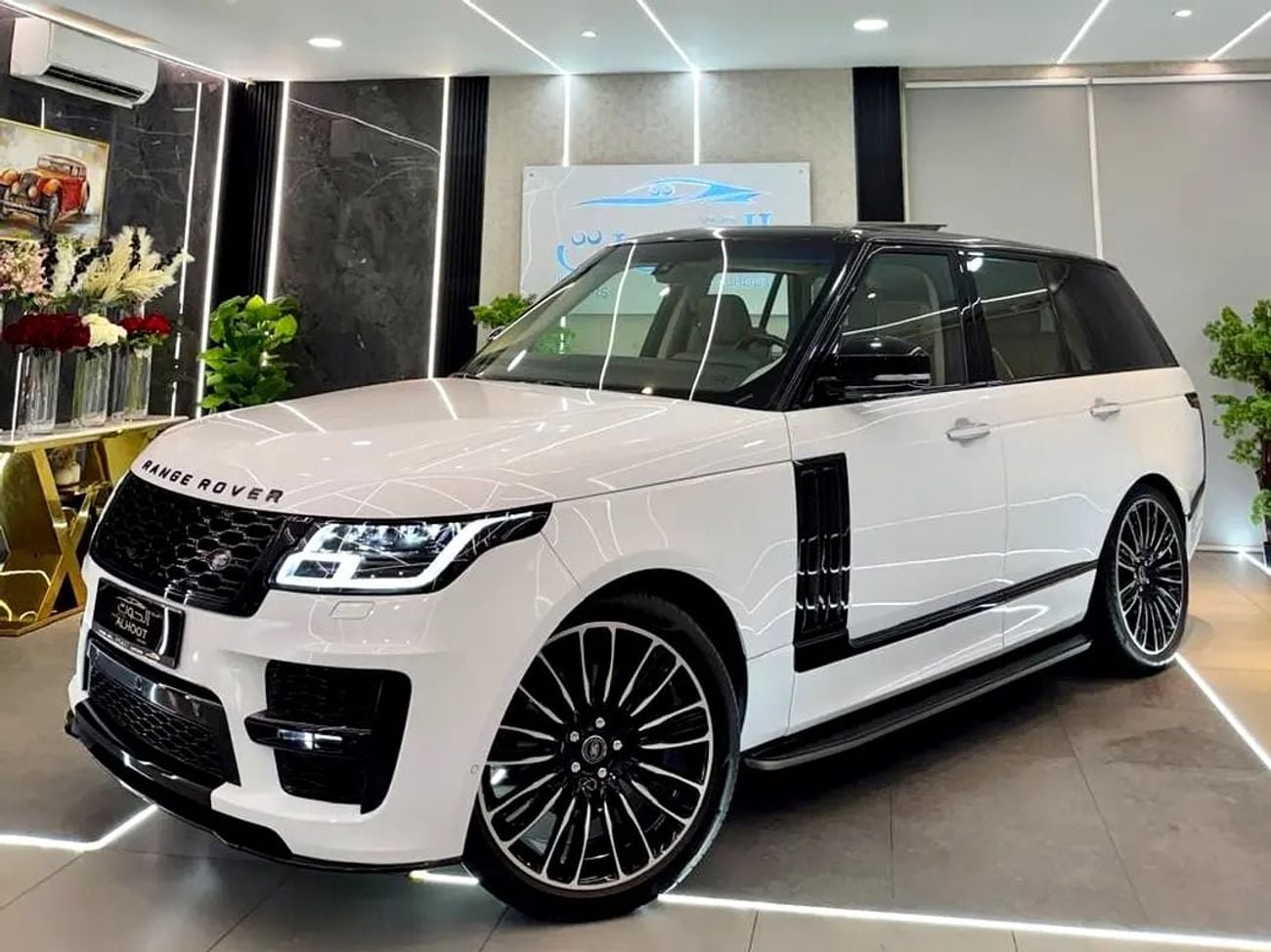 Land Rover Range Rover AMAZING VOGUE SV DESIGN || V8 SUPERCHARGED || GCC || PERFECT CONDITION