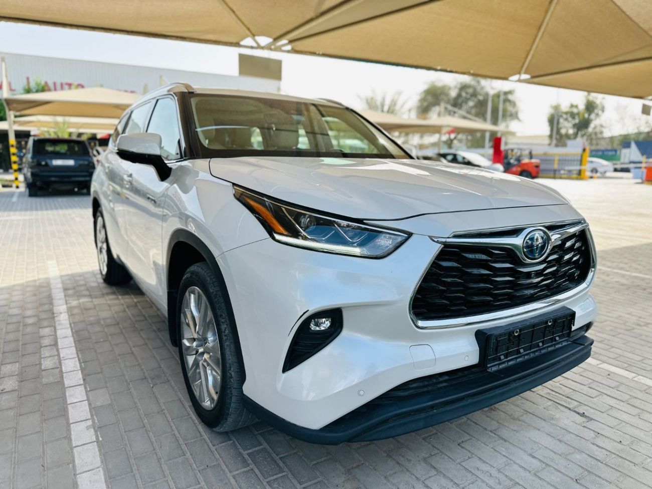 تويوتا هايلاندر 2023 Toyota Highlander VXR - White inside Beige