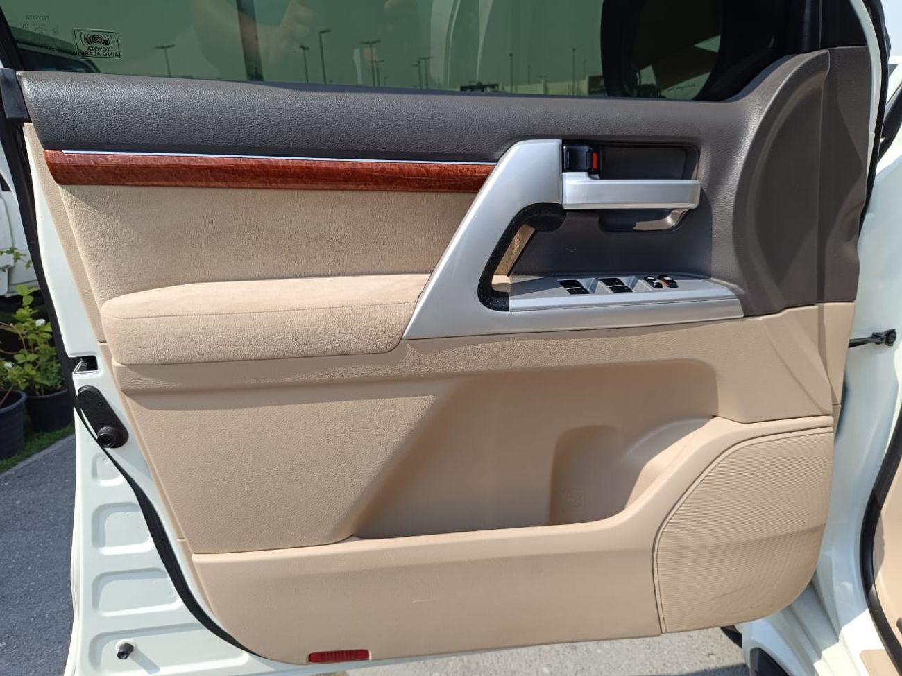 Toyota Land Cruiser VXR The car is very good, in perfect condition, looks clean from the inside and outside without any 