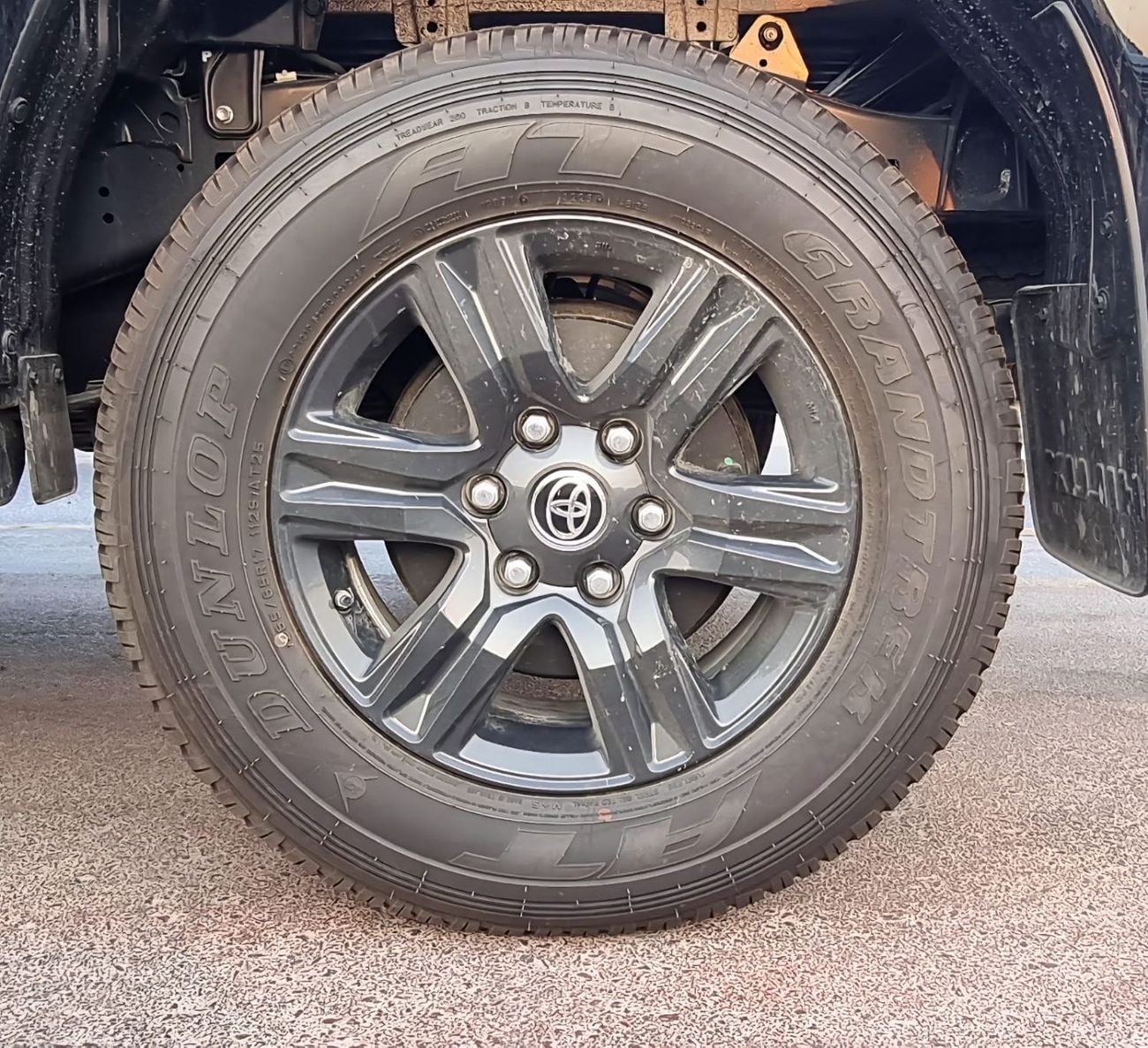 تويوتا هيلوكس SGLX TOYOTA HILUX 2.4L DIESEL 4X4 A/T LEATHER SEATS MY 2025
