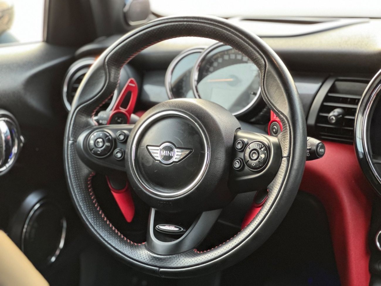 ميني كوبر إس موديل 2015 خليجي فل مواصفات بانوراما السياره حاله ممتازه من الداخل و الخارج فل مواصفات بانوراما