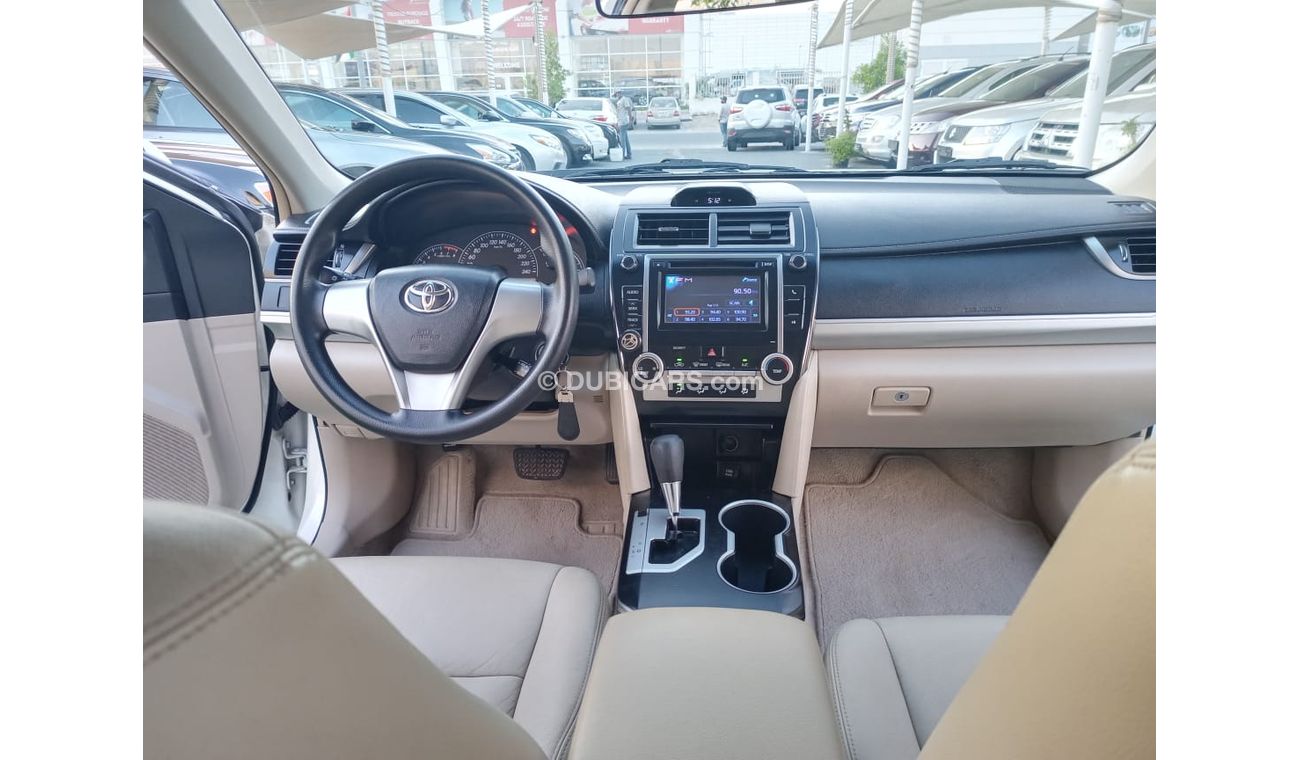 تويوتا كامري خليجى لون أبيض داخل بيج رقم 2 بدون حوادث مثبت سرعة تحكم رنجات حساسات جناح خلفى CD  - FM بحالة ممتازة