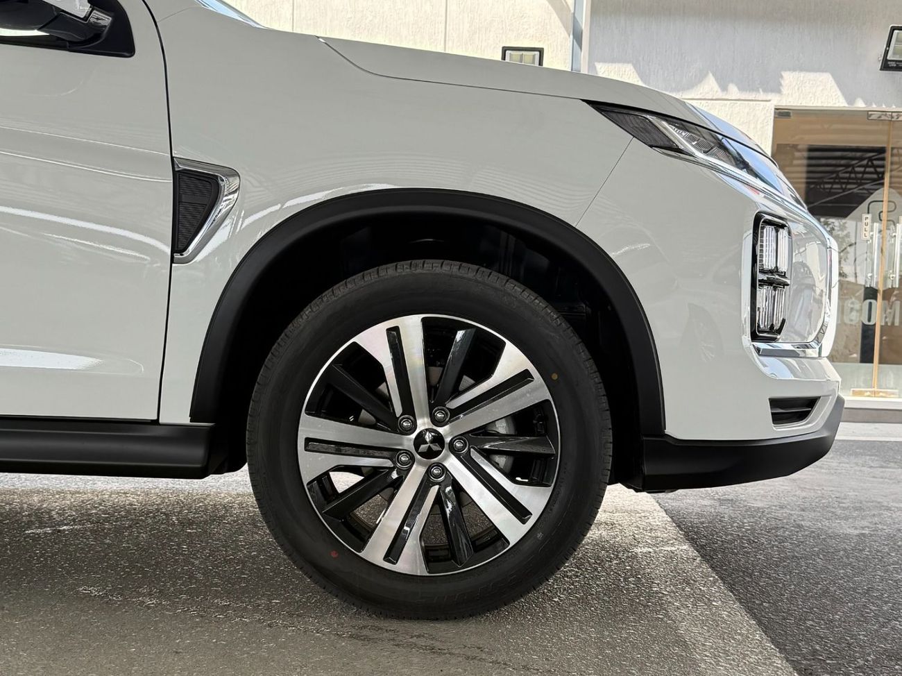 ميتسوبيشي ASX 2.0 LUXURY 4WD PANORAMA **EXPORT ONLY**التصدير فقط خارج الخليج***