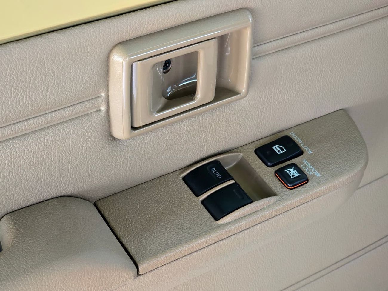 Toyota Land Cruiser Pick Up TOYOTA LC79 SINGLE CABIN PETROL 4.0 - A/T - STD - E - DIFF LOCK - 2025 MODEL - BEIGE INSIDE BEIGE - 