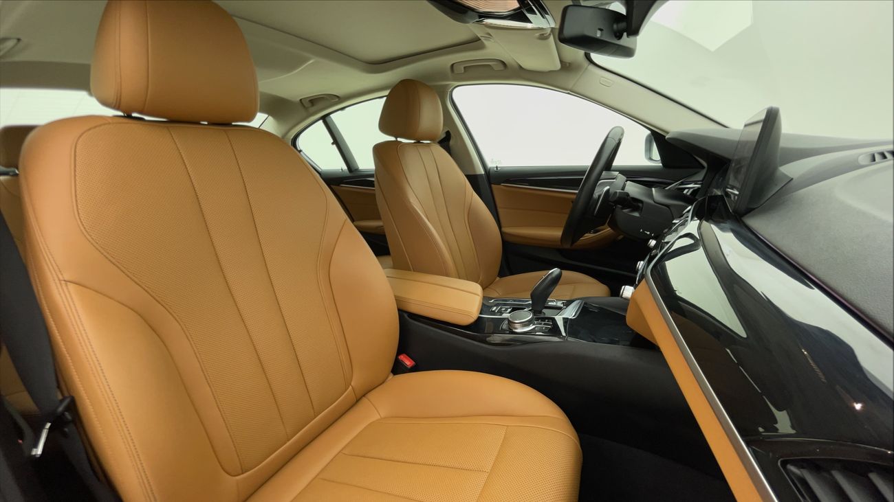 بي أم دبليو 520i JOY EDITION 2 | بدون دفعة مقدمة | اختبار القيادة في المنزل