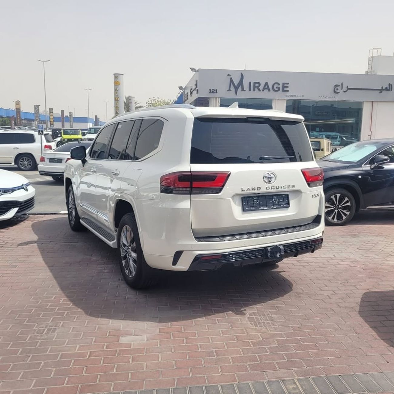Toyota Land Cruiser VXR 4.0L 4 YEARS WARRANTY FROM ALFUTTAIM 80000KM OR 4YEARS SERVICE CONTRACT ALFUTTAIM