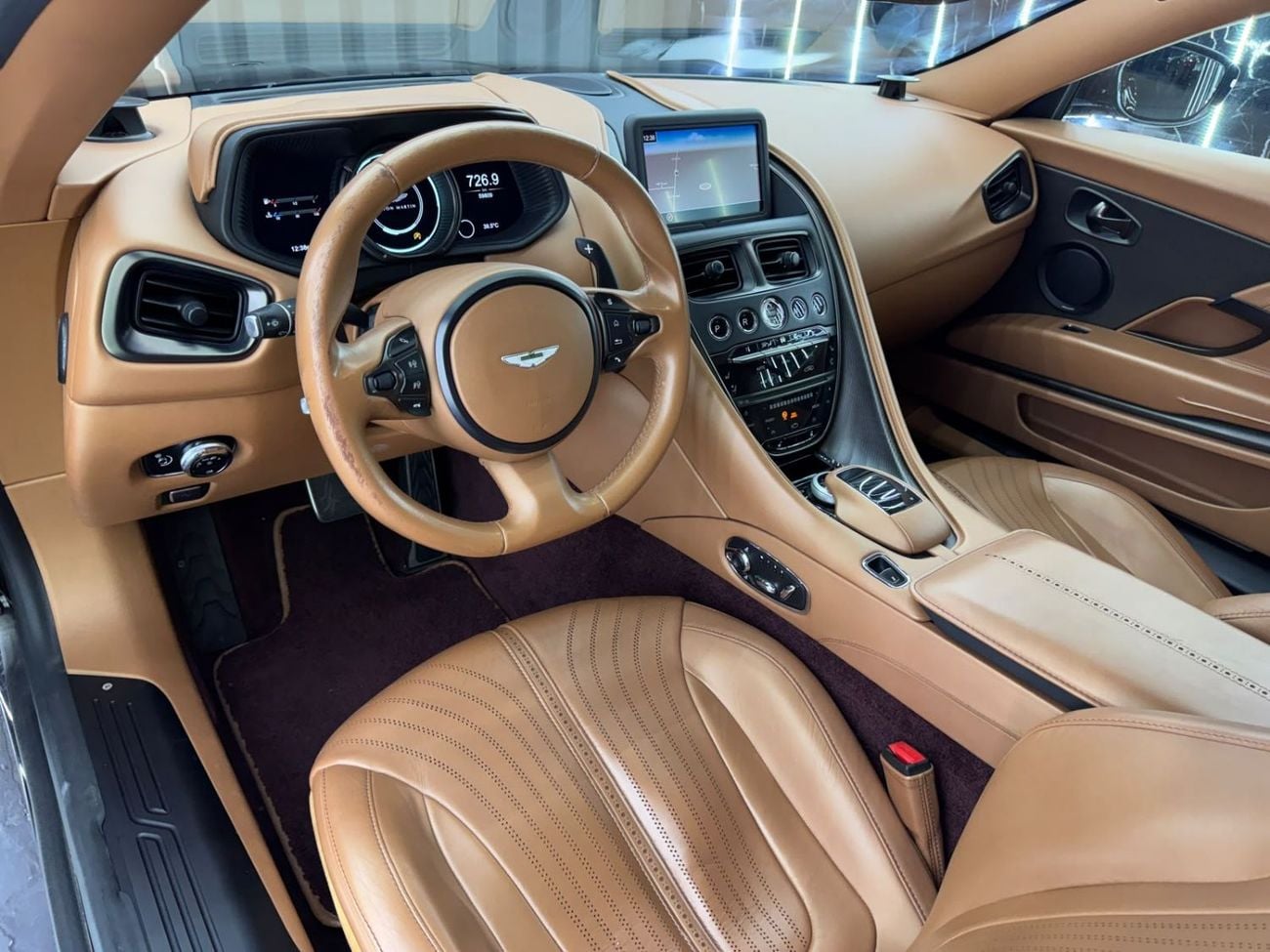 أستون مارتن DB11 STANDARD