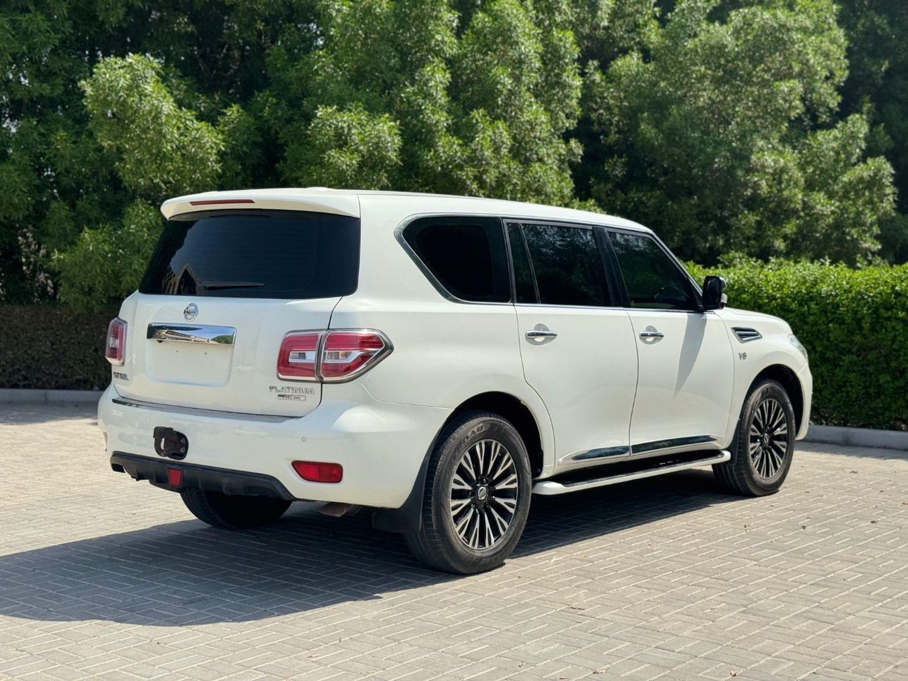 نيسان باترول Nissan patrol 2010 V8 big engine Gcc Full options