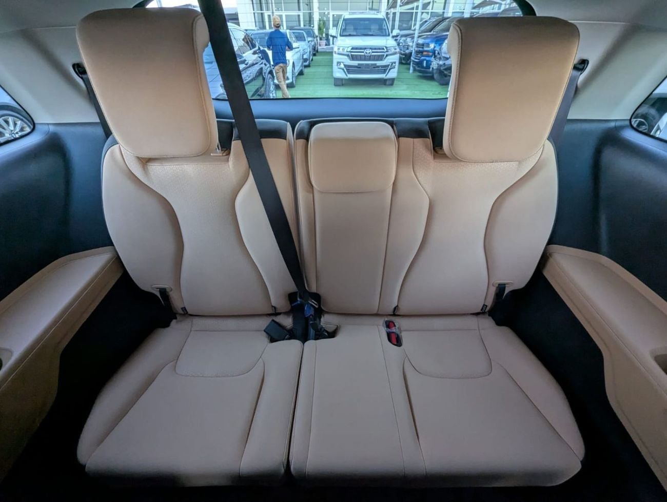 Kia Carnival GDI L 3.5L Kia Carnival 2021 GCC 6 cylinder engine 3.5L clean car without accident without paint ava