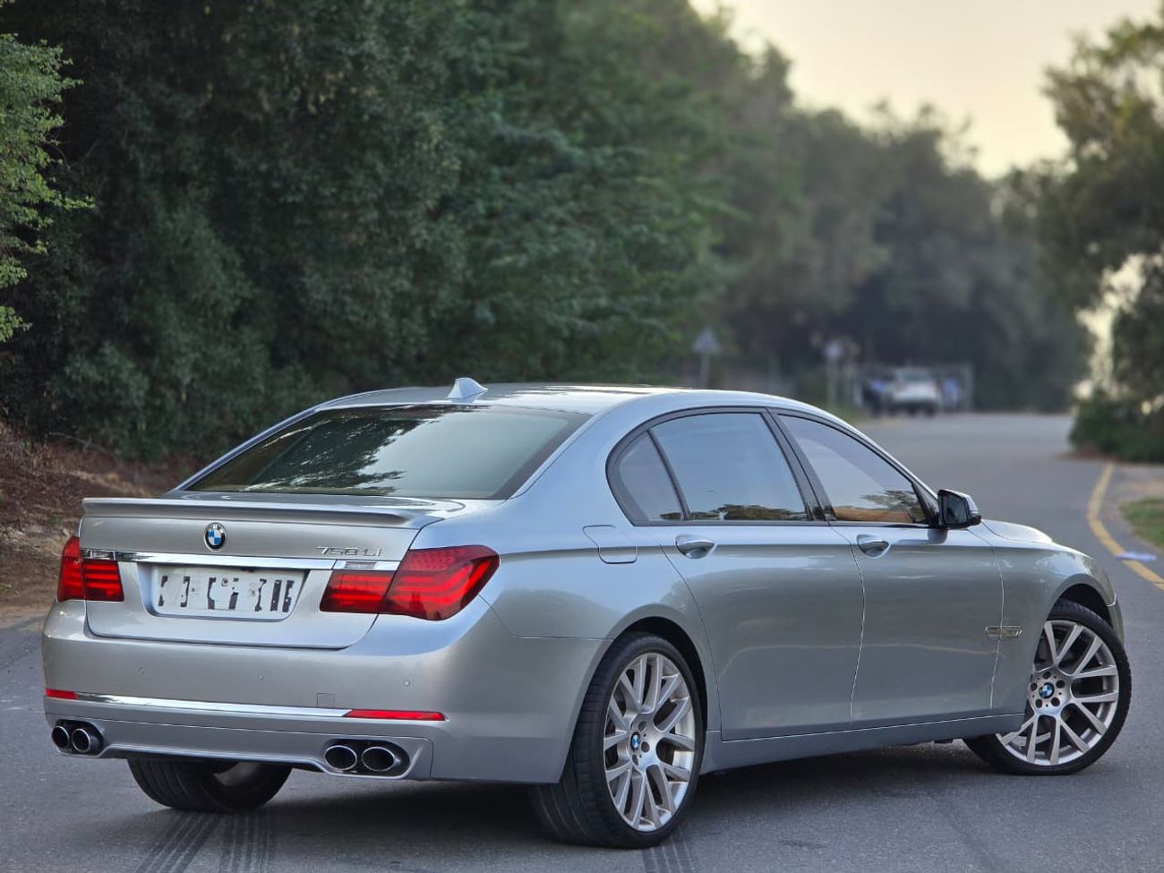 بي أم دبليو 750Li Luxury 4.4L (443 HP)