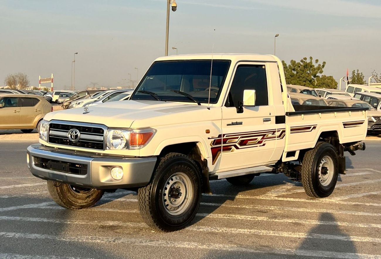 تويوتا لاند كروزر بيك آب 2018 Toyota Land Cruiser Pick up - Single Cabin - 4.0L V6 - AWD 4x4 - Patrol Manual - Fully Maintain