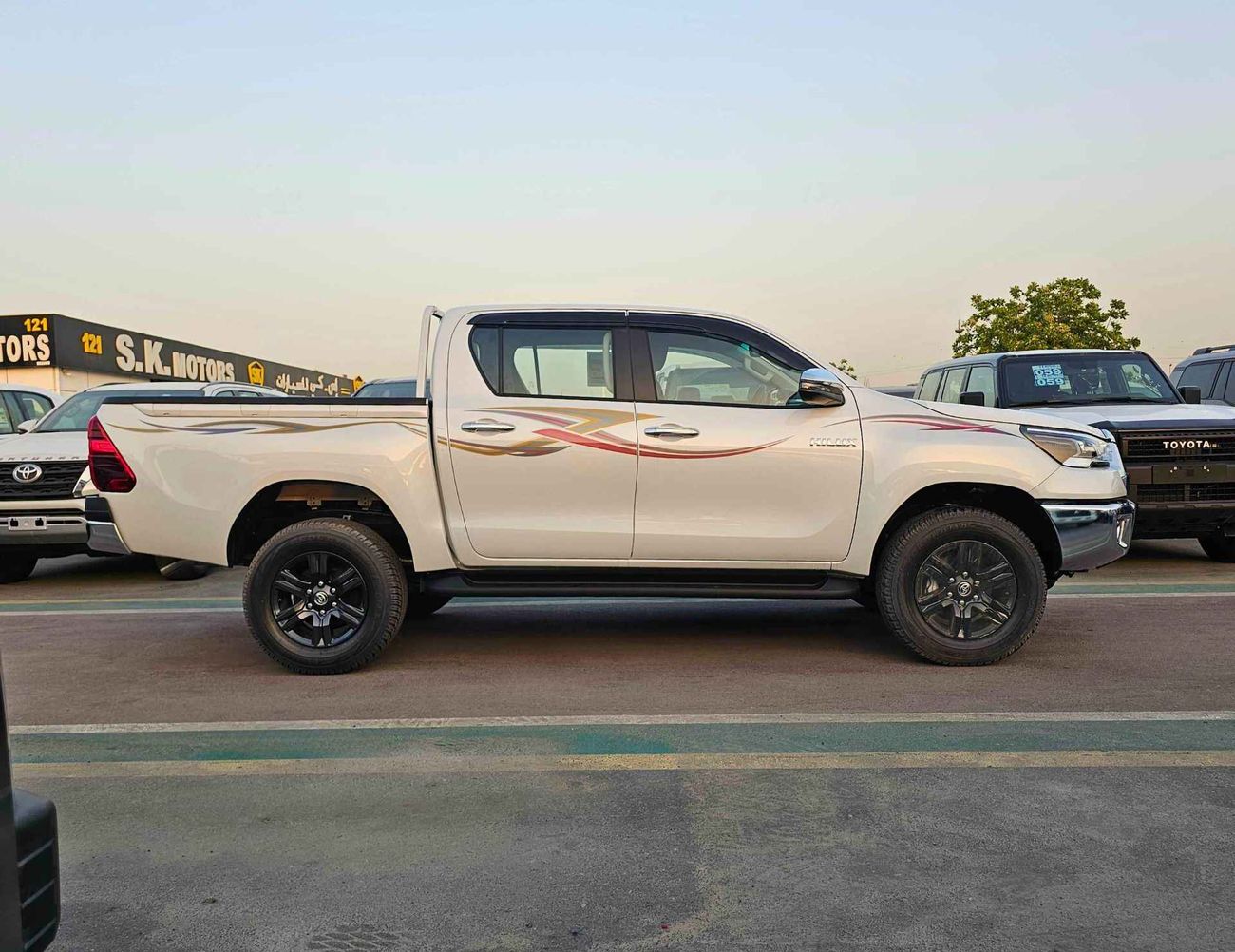 Toyota Hilux SR5 FULL OPTION / A/T / 2.4L V4 DIESEL / DVD + CAMERA / WOOD TRIM (CODE # HDAF)