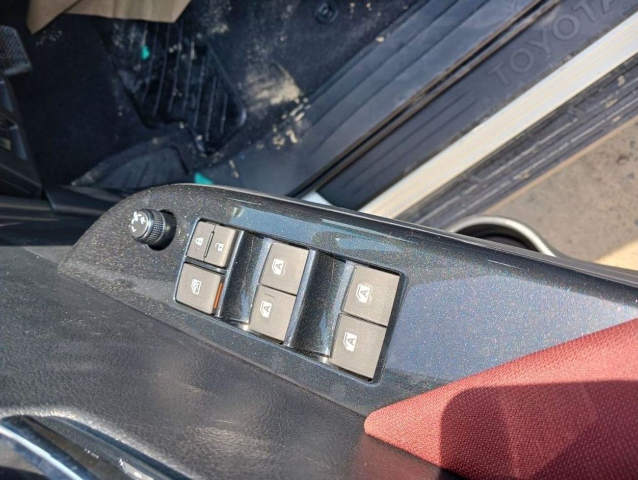 تويوتا هيلوكس TOYOTA HILUX 2.7 PETROL GCC WITH PUSH START AUTOMATIC MODEL 2024 FULL OPTION