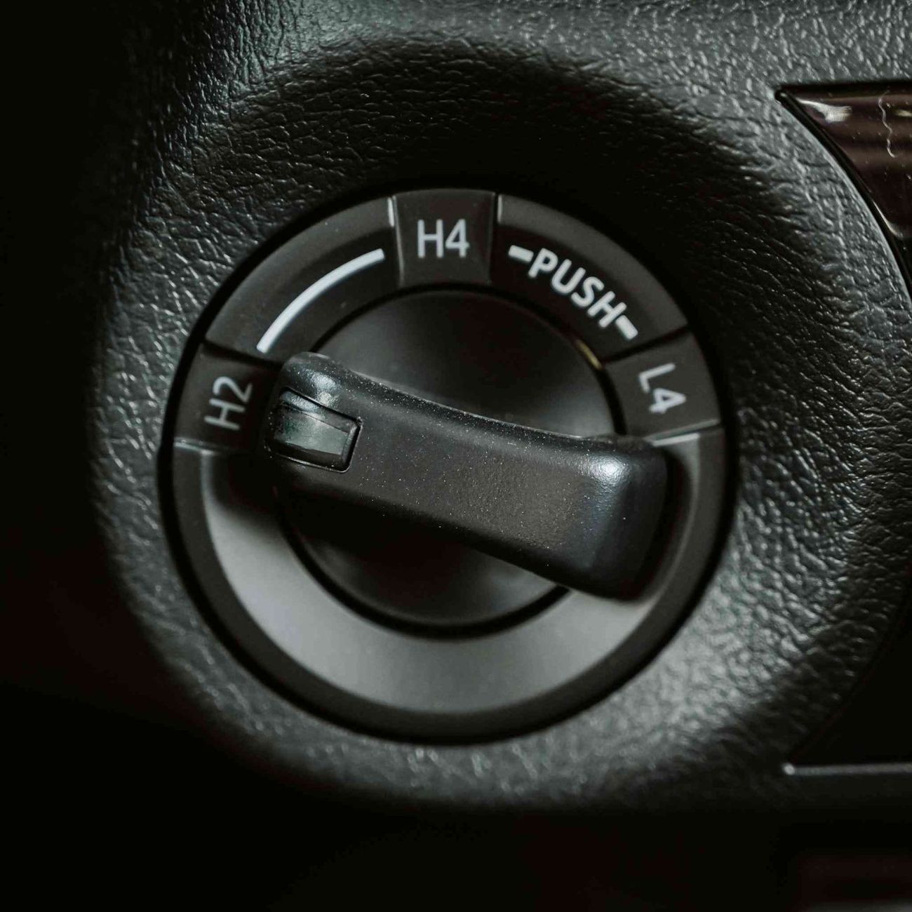 تويوتا هيلوكس GLX AT 2.7L