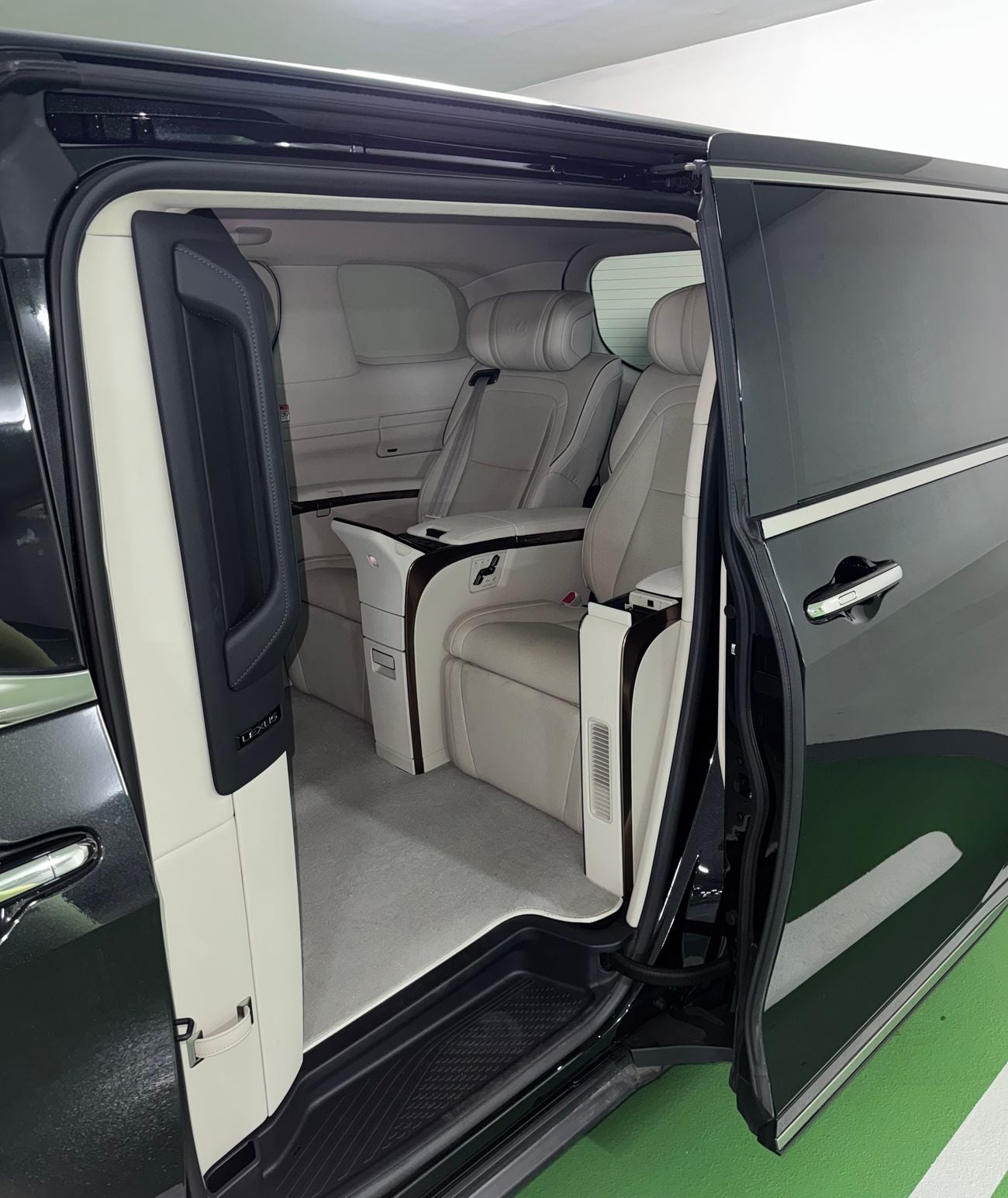 Lexus LM 350h 4 Seats (VIP Configuration)