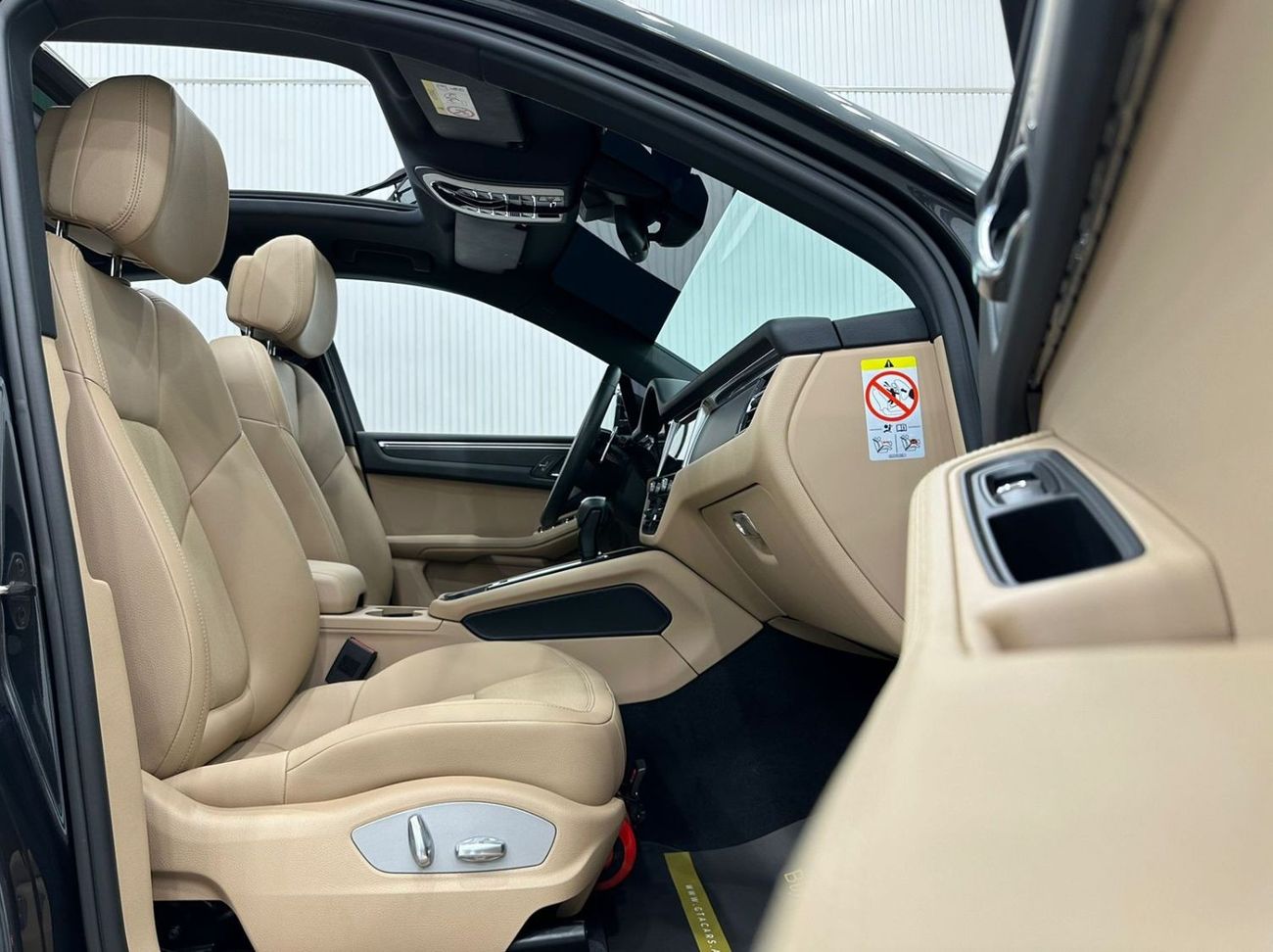 Porsche Macan 2023 Porsche Macan, February 2025 Porsche Warranty, Full Porsche Service History, Full Options, GCC