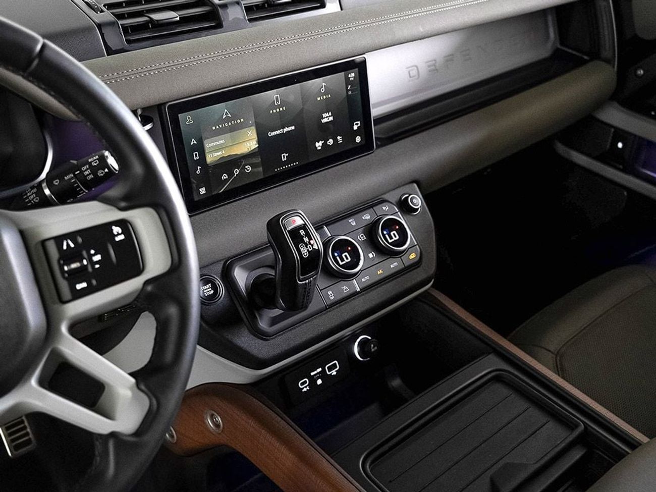 لاند روفر ديفندر P300 90 X-Dynamic SE 2.0L (5 Seater)