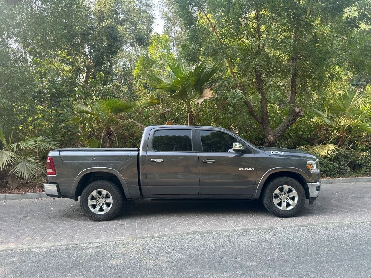 رام 1500 2022 Laramie | 5.7L HEMI V8 | 4x4 | Full Option | American Specs | Low mileage