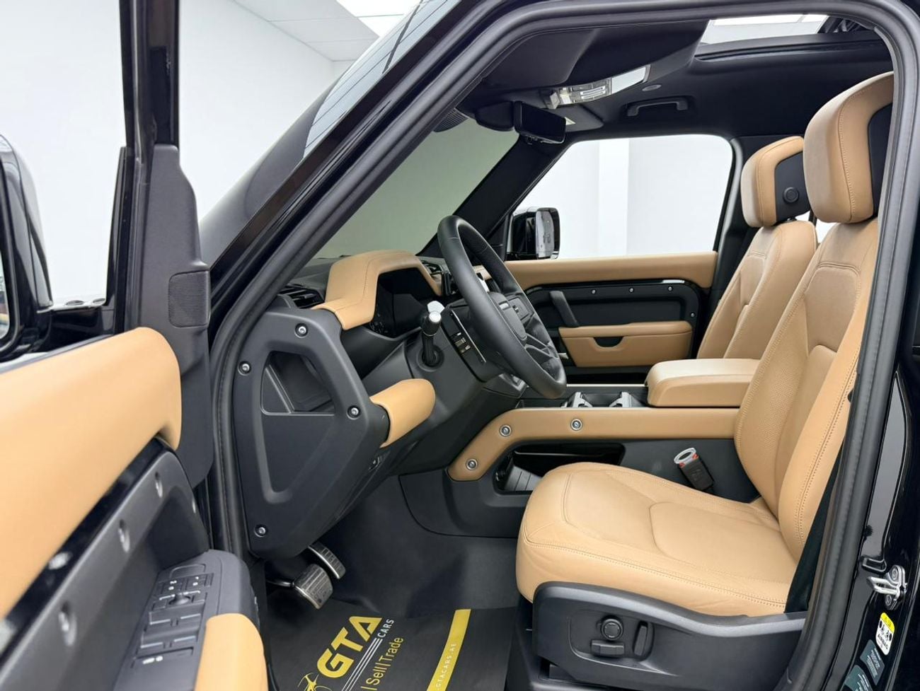 لاند روفر ديفندر 2026 Land Rover Defender 110 P525 V8, 5 Years LR Warranty + Service Pack, Fully Loaded, GCC