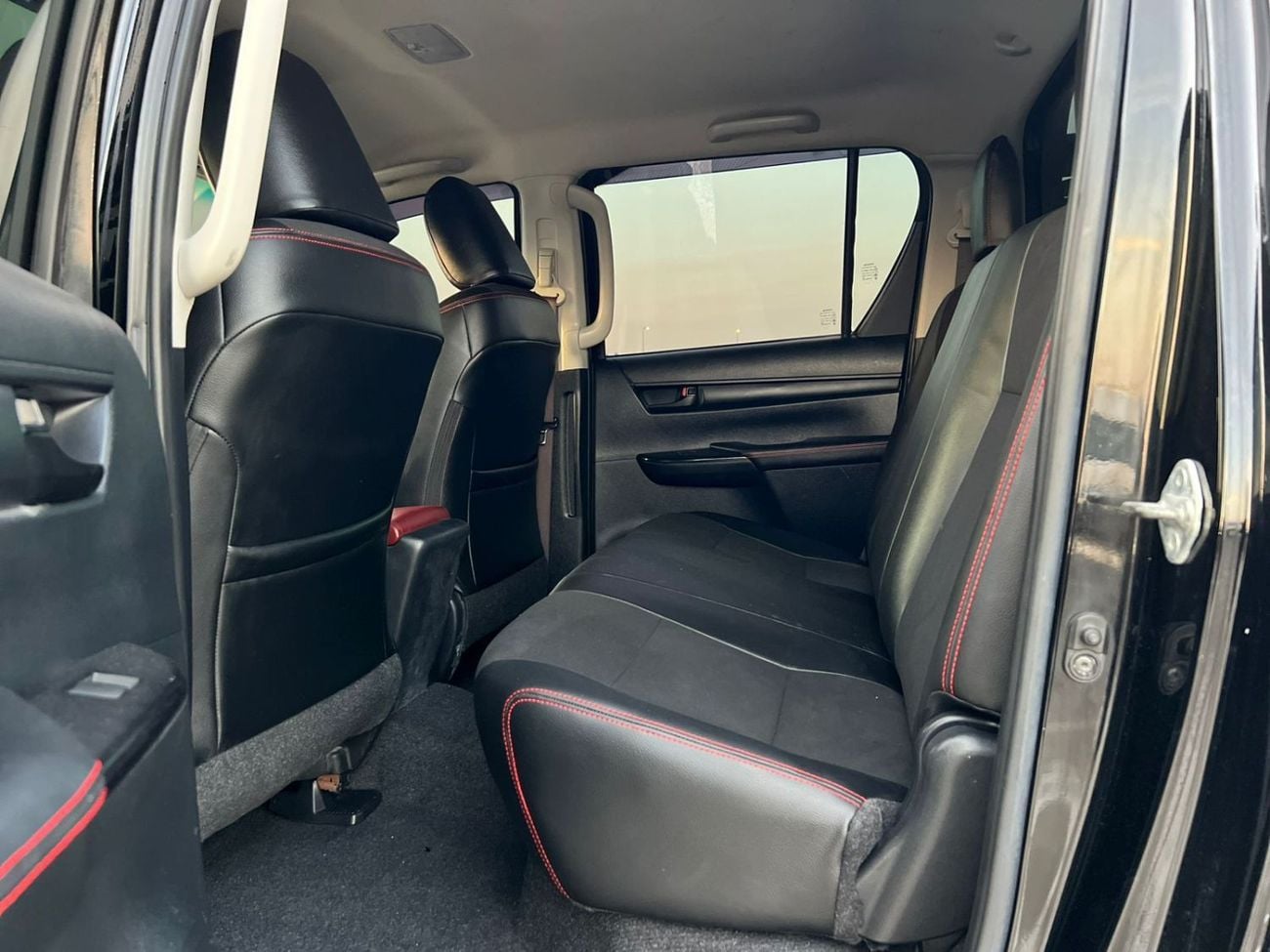 Toyota Hilux SGLX 2021 Toyota Hilux Black Edition - Trunk Cover - 2.7L V4 - GCC - AWD 4x4 - Rear Camera - Le