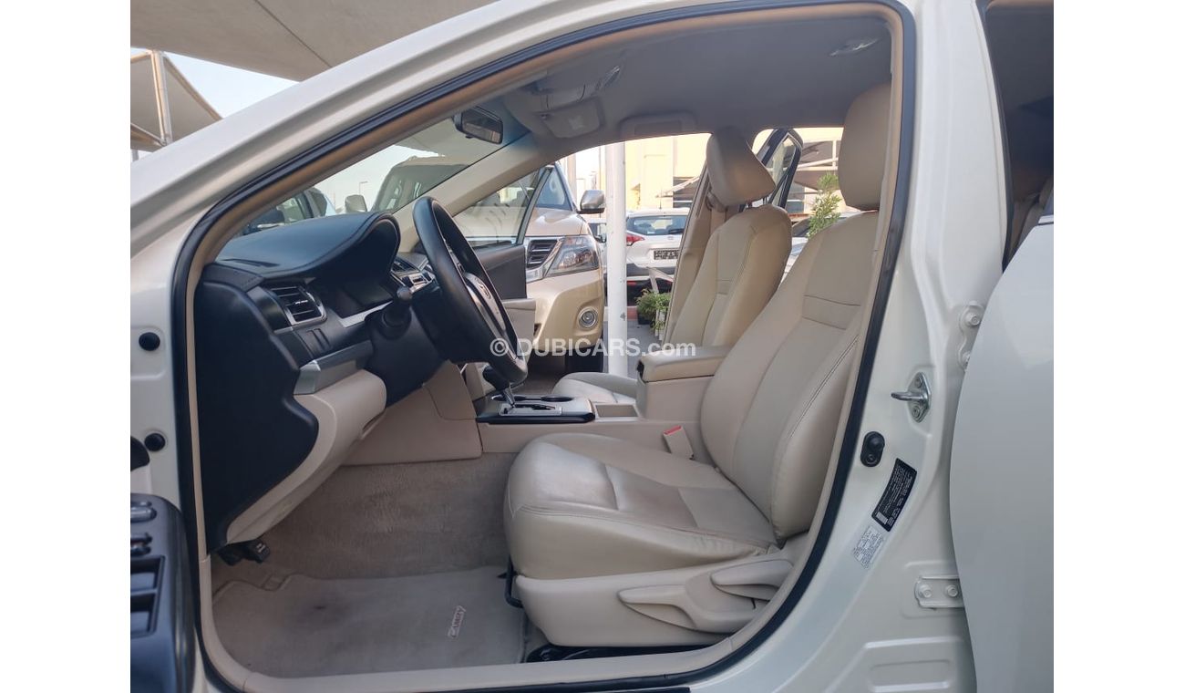 تويوتا كامري خليجى لون أبيض داخل بيج رقم 2 بدون حوادث مثبت سرعة تحكم رنجات حساسات جناح خلفى CD  - FM بحالة ممتازة