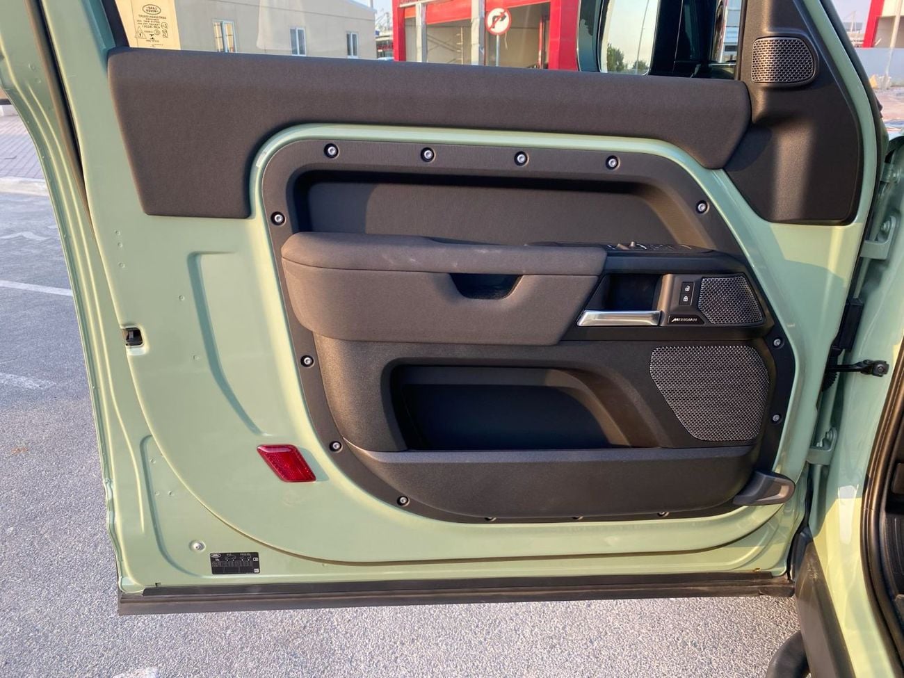 لاند روفر ديفندر P400 90 HSE 3.0L (5 Seater)