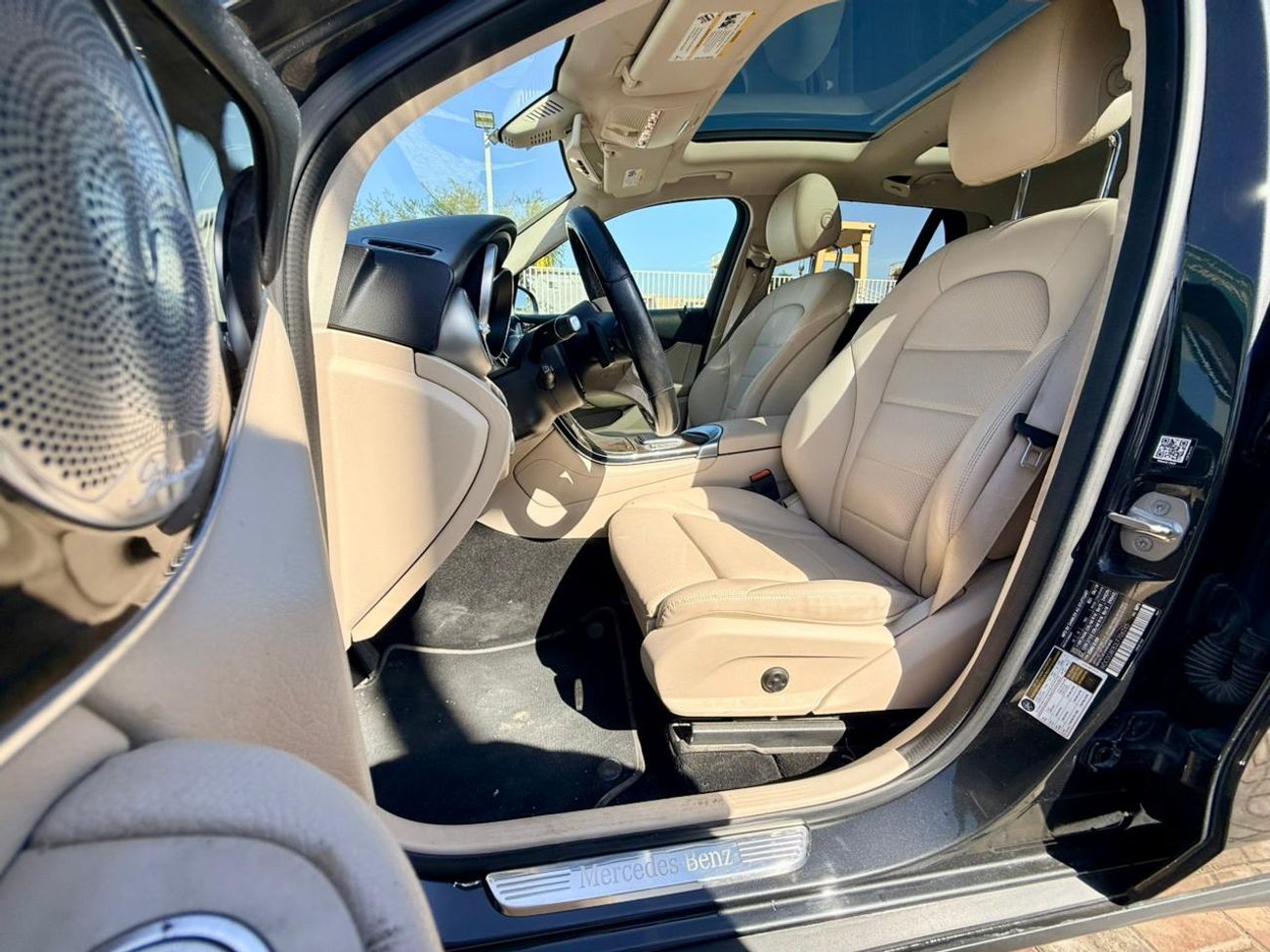 مرسيدس بنز GLC 300 2020 Mercedes benz GLC C300 4matic 4x4 full option Panoramic roof. 360 cameras. Auto parking etc