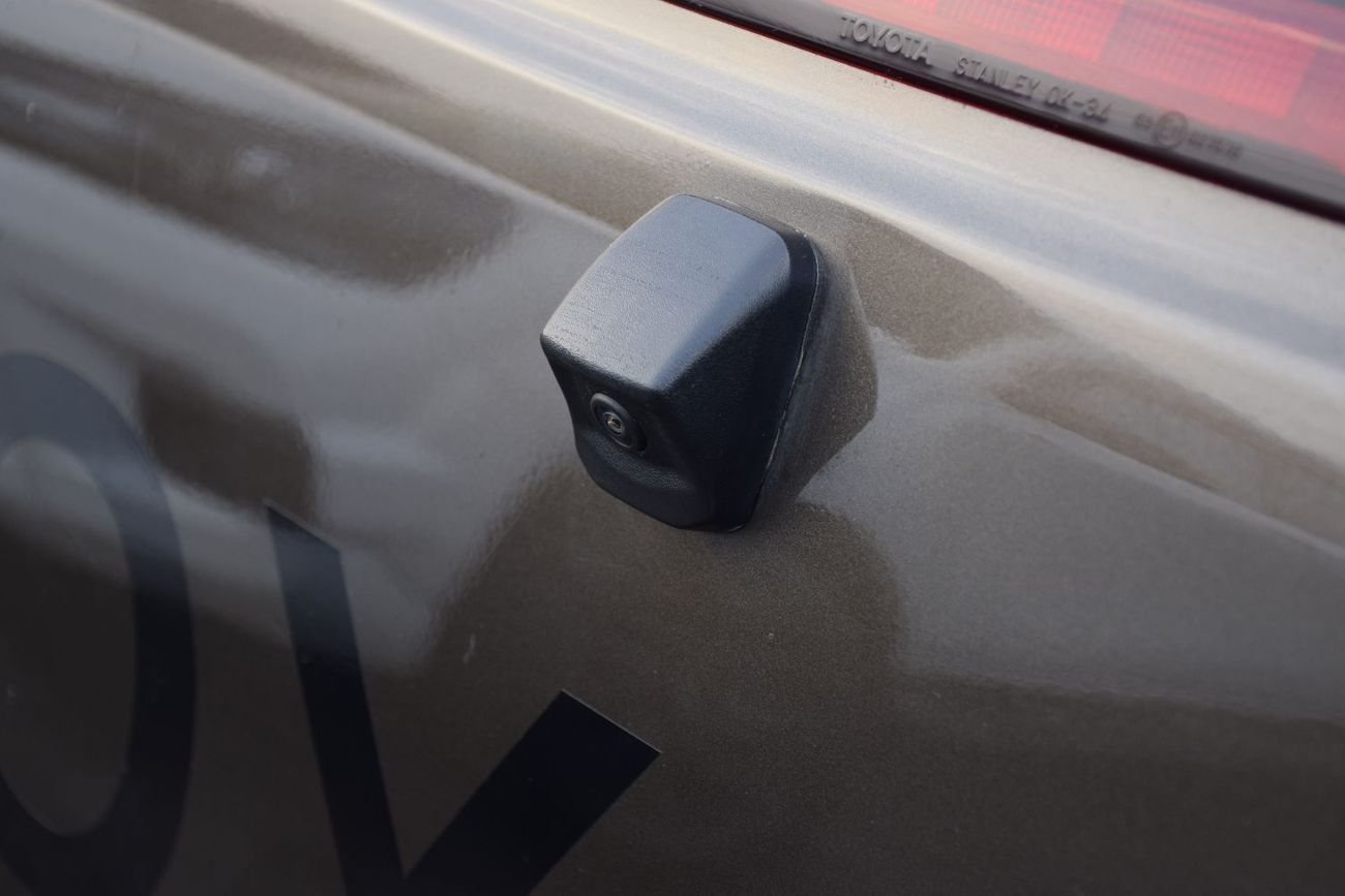 تويوتا هيلوكس 4X4 Diesel 2.8L (Right Hand)