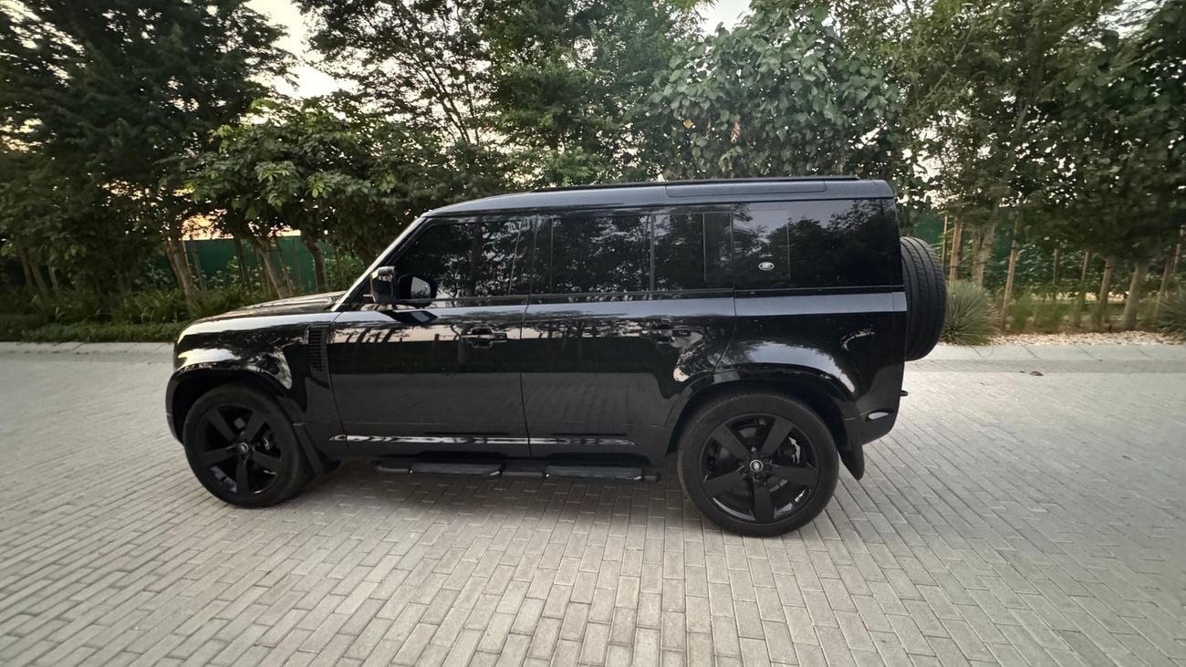 Land Rover Defender P400 . 6 cylinder  .Black edition . 22 rims  .USA