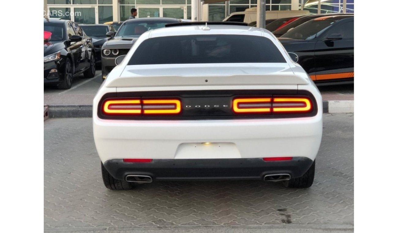 Dodge Challenger SXT make/ Dodge Challenger  model / 2018 Full option with sunroof +radar color / white  engine size