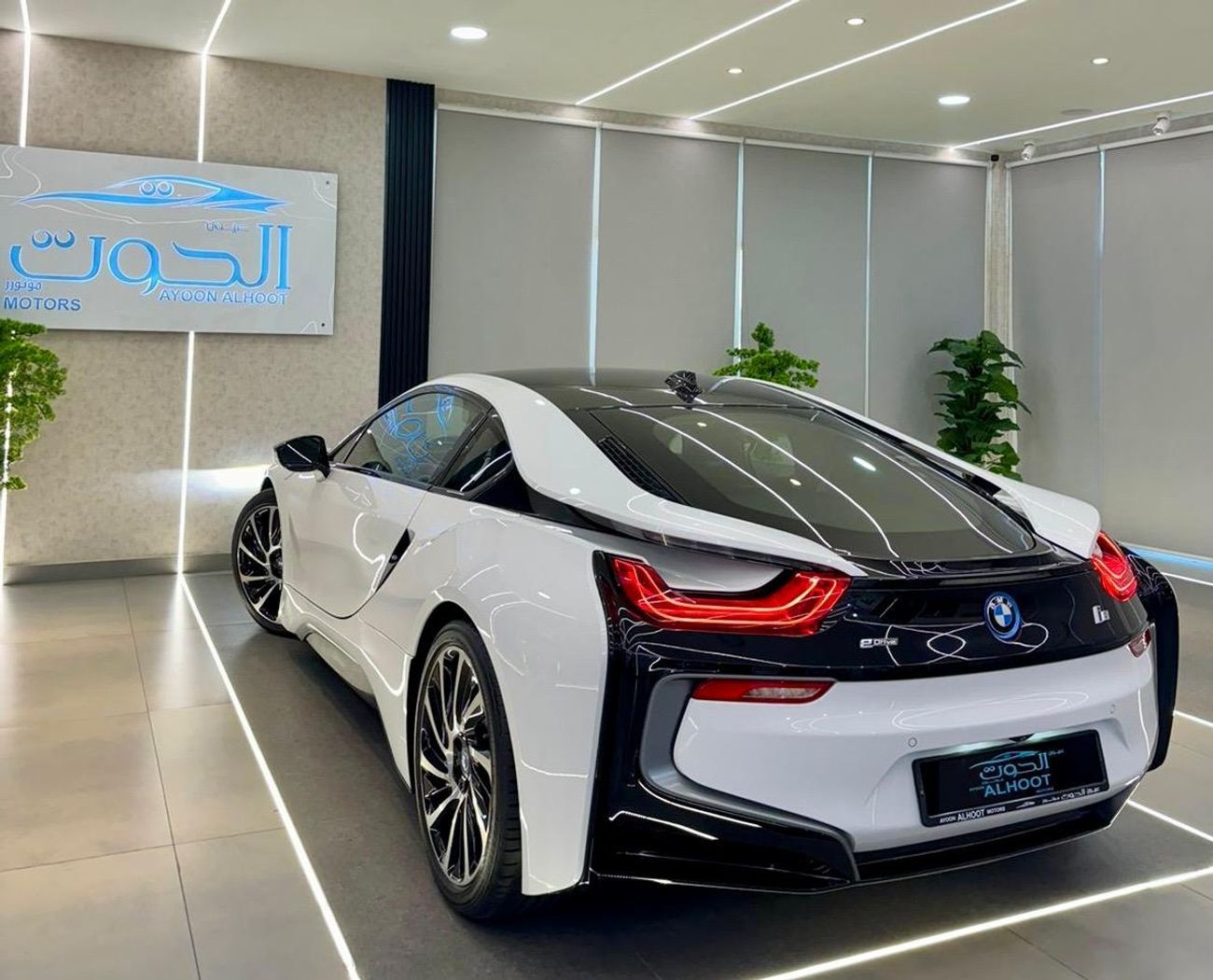 بي أم دبليو i8 ELITE BMW I8 || GCC II FULLY LOADED || ACCIDENT FREE || VERY LOW MILEAGE || F.S.H BMW