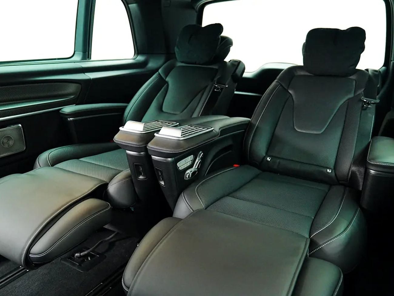 Mercedes Benz V300 AVANTGARDE Dealer WARRANTY | Executive Captain’s Seats | V300 AMG
