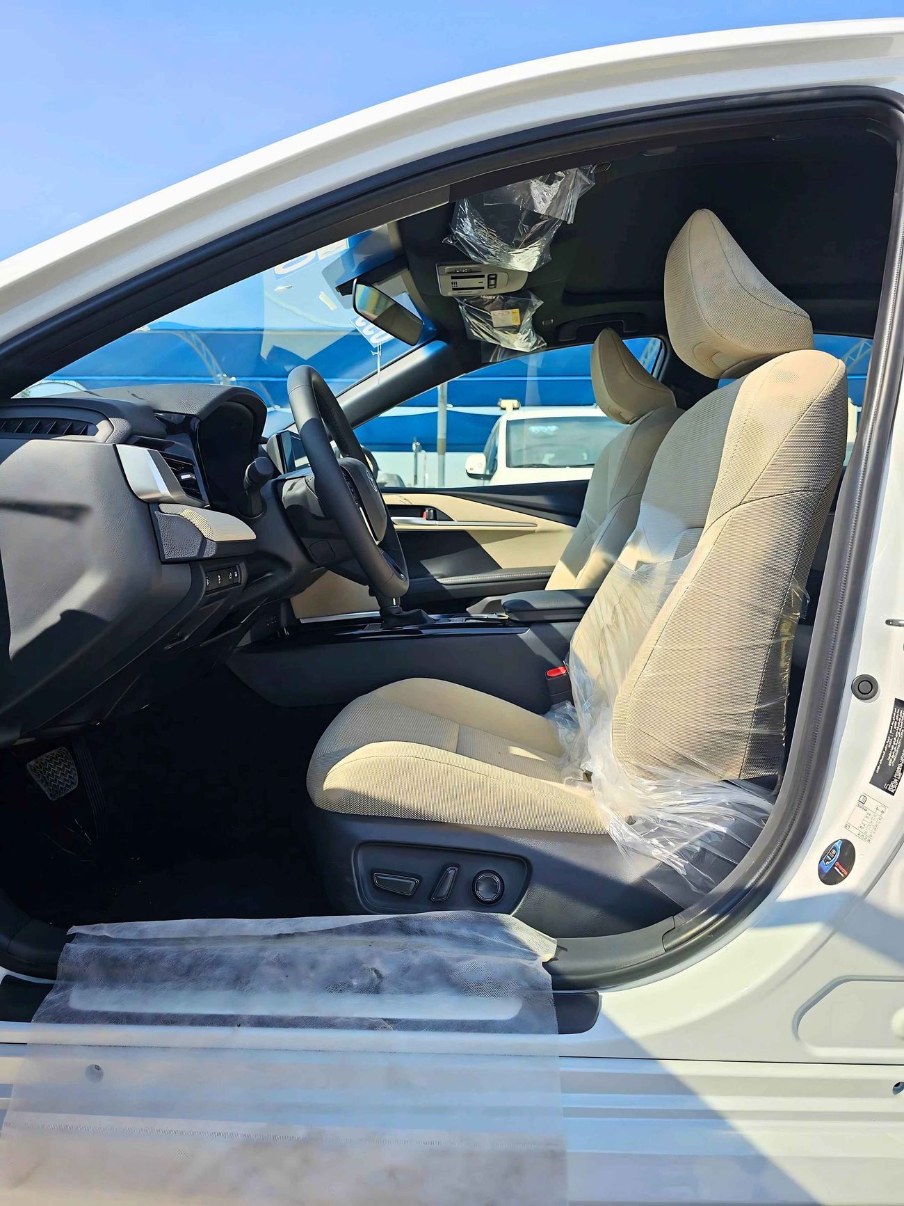 Toyota Camry LE /  2.5L V4 HYBRID / DRIVER PWR SEAT / PANORAMIC ROOF (CODE # LE)