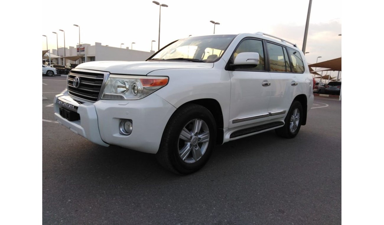 Toyota Land Cruiser 2013 gcc v6 very celen car for sale