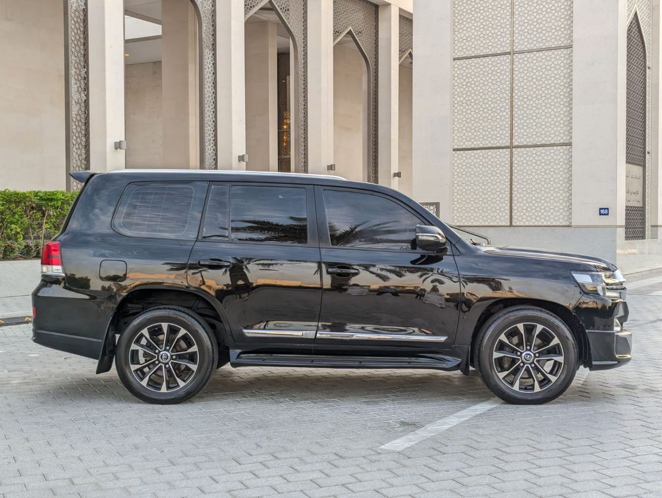 Toyota Land Cruiser GXR2 4.5L GXR-4.5L-1VD-8 Cylinders-LHD-Diesel-4WD-Automatic-8 Seats-5 Doors