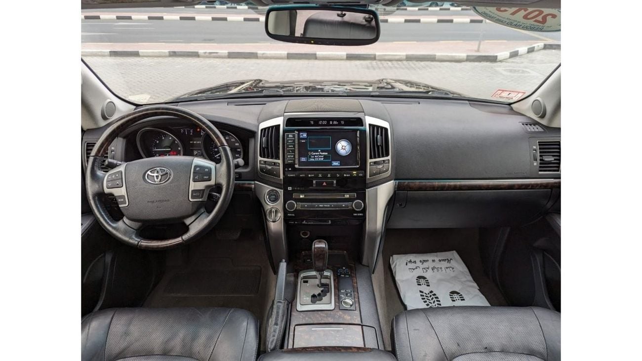 تويوتا لاند كروزر 2015 Toyota Land Cruiser VXR (J200), 5dr SUV, 5.7L 8cyl Petrol, Automatic, Four Wheel Drive American