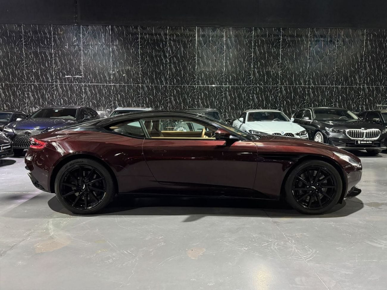 أستون مارتن DB11 STANDARD