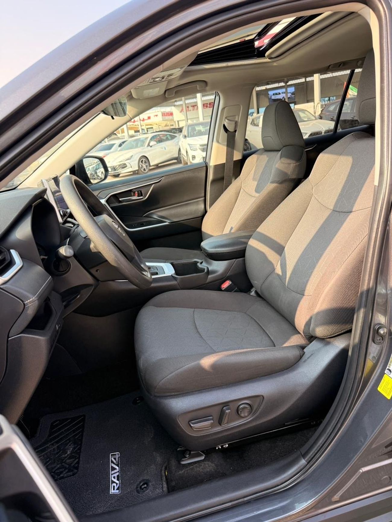 تويوتا راف ٤ XLE 2.5 L | Sunroof, push start 2024 model