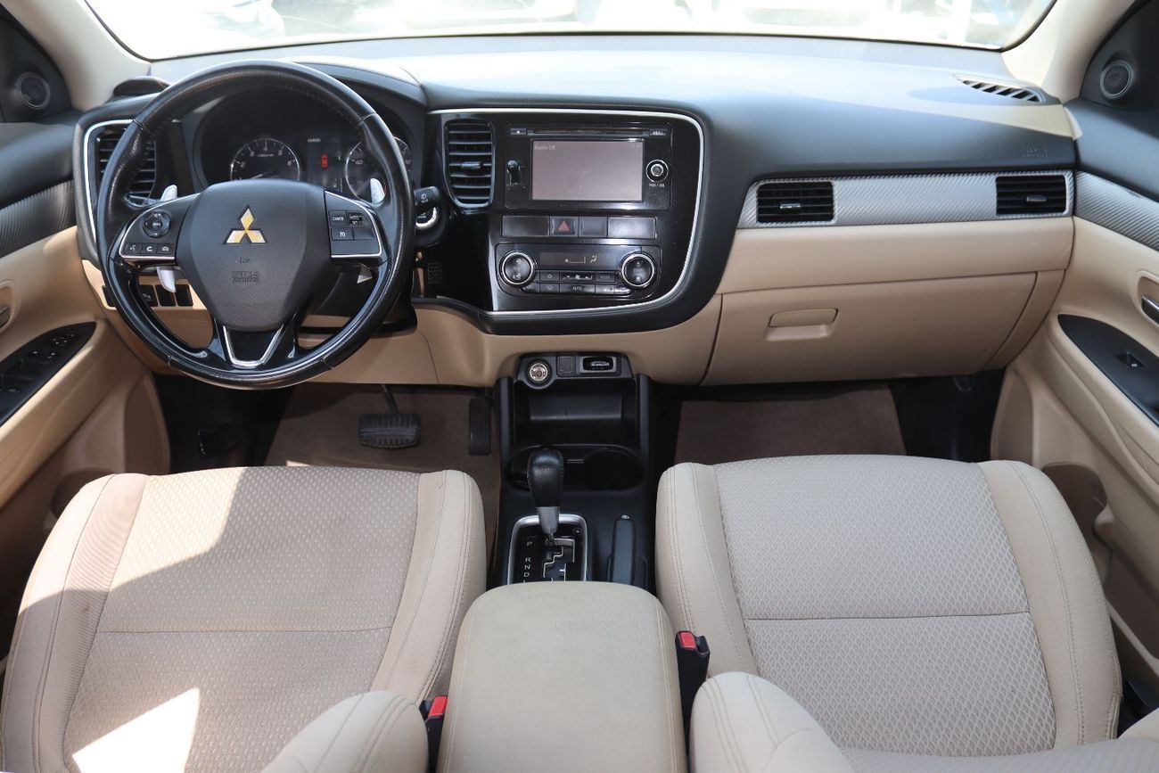 ميتسوبيشي آوتلاندر ميتسوبيشى آوتلاندر 2016-7 مقاعد -  خليجى بحاله ممتازه ممشى 155000 كم بمحرك  2.4L بسعر 30000 درهم